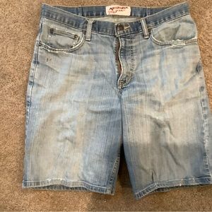 Arizona men’s jean shorts, size 32” Waist and 19”Length.